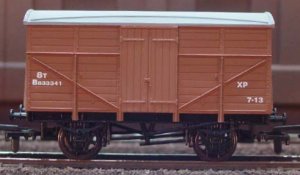 Dapol fruit van model in OO. Photo copyright Dapol