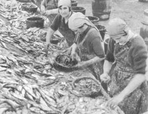 Fish wives at a Scottish fishing port in the 1930s